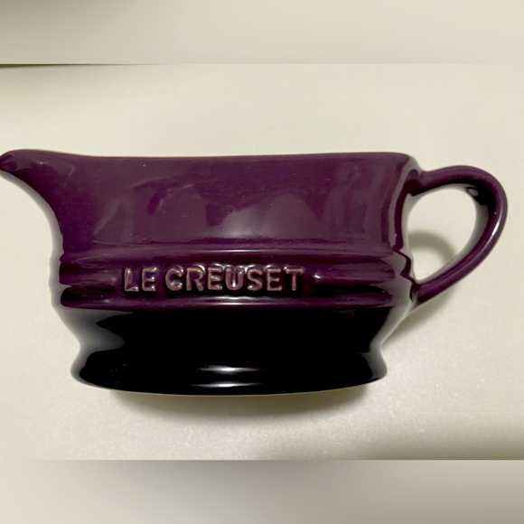 New Le Creuset Cassis Gravy Boat - Picture 1 of 4